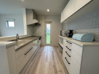 使い勝手の良さそうなキッチンでお料理をお楽しみください