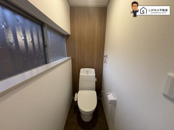 換気にも配慮した窓付きのトイレスペースとなっています。こちらは嬉しいウォシュレット機能付きです。