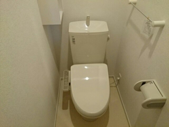 落ち着いた色調のトイレです