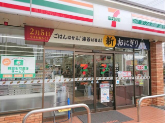 セブンイレブン  初芝駅東店まで153m