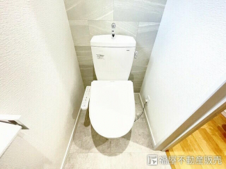 清潔感のある温水洗浄便座付きトイレです♪窓があるため換気がし