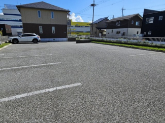 広い平面式の駐車場です