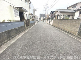 【前面道路含む現地写真】