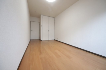 落ち着いて過ごせるお部屋なので、寝室にいかがでしょうか