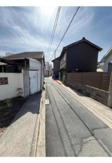 道路北側より撮影（赤線内が本物件）