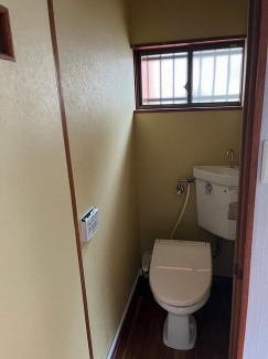 温水洗浄便座付きのトイレです。窓のあるトイレです。（クロス・