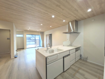 １階リビングは南向きで21.8帖もあります。