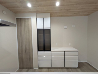 1階キッチンの背面収納です。