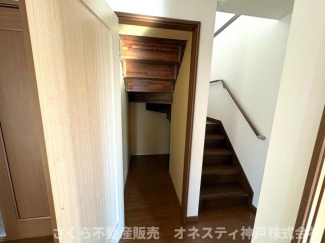 階段下収納は、奥行きのある広いスペースとなっております。