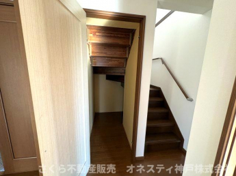 階段下収納は、奥行きのある広いスペースとなっております。