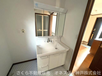 洗面台が深く大きいため、シャワーを利用して髪を洗ったり、洗濯機で洗えない洗濯物を手洗いする事ができます！
