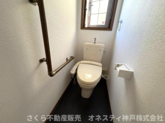 １階トイレです。暖房付き便座・温水洗浄便座です♪