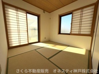 １階和室約４．５帖。リラックススペースやキッズスペースとしてお使いいただけます。