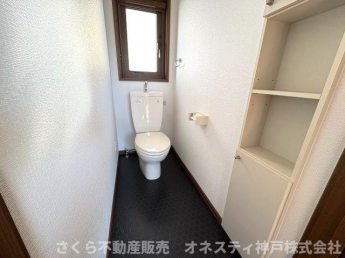 ２階トイレです。家族の使用時間が重なりやすい時間帯でも困りません。