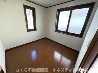 ２階洋室約４．５帖。二面採光につき明るいお部屋となっております。