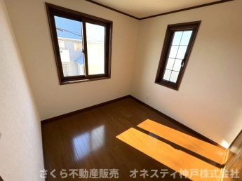 ２階洋室約４．５帖。陽当たり良好です！