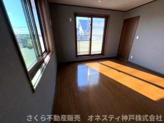 ２階洋室約７．０帖。南西向きにつき陽当たり・通風良好です！