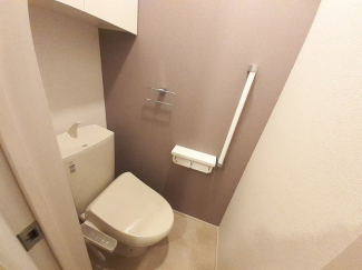 落ち着いた色調のトイレです