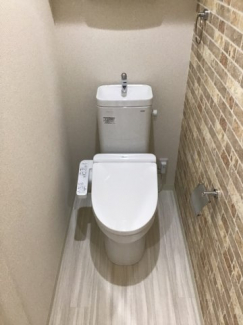 落ち着いた色調のトイレです