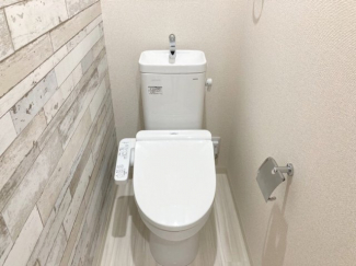 落ち着いた色調のトイレです