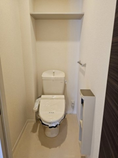 シャワートイレです。トイレにも棚があるので便利