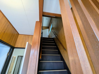 階段に手すりがあります