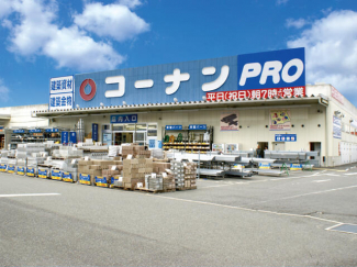 コーナン魚住店。営業時間は８時～２０時。日用品やガーデニング、ペット用品など多彩な品揃えです。まで820m