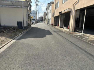 西側前面道路（南方面）　すぐ通りまで出られます。歩いて市役所