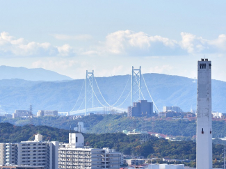 遠くに明石海峡大橋が望めます