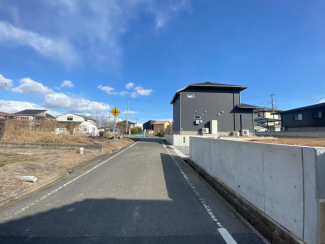 【前面道路含む現地写真】