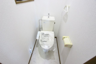 落ち着いた色調のトイレです