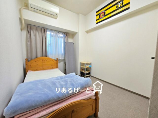 洋室４．６帖：コンパクトなお部屋ですが収納を設けており広くお