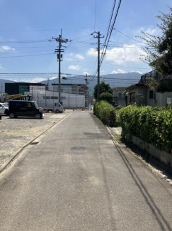 東側前面道路　写真撮影年月：２０２４年８月