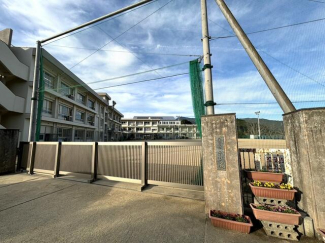 大洲市立平小学校まで1207m
