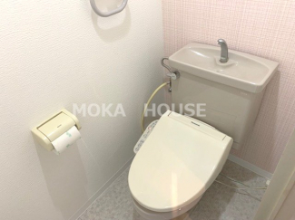 落ち着いた色調のトイレです