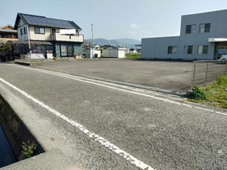 結庵パーキングへの接道を撮影しています♪前面道路は車の通りが