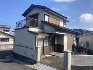 角地に建つ２階建てのおうちです