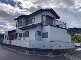 角地に建つ２階建てのおうちです