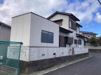 角地に建つ２階建てのおうちです