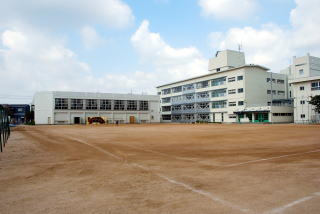 伊丹市立緑丘小学校まで869m