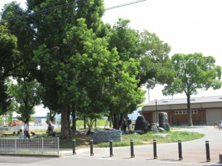 西条市西条市民公園まで504m