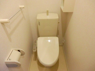 落ち着いた色調のトイレです