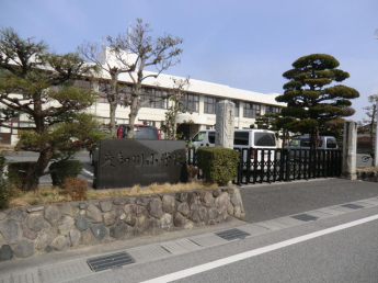 愛荘町立愛知川小学校まで573m