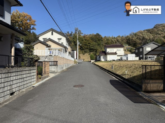 前面道路は約6ｍの広さがございます。車庫入れもスムーズに行えます。
