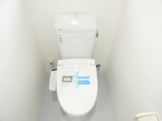 落ち着いた色調のトイレです