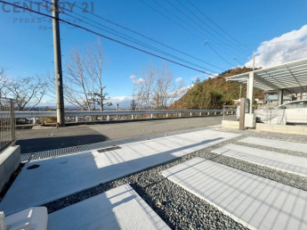前面道路幅員約6.6ｍと駐車のしやすいゆったりとした広さの道路です。高台になっていますので道路からの見晴らしも気持ちがよく、日光を遮るものもありません。