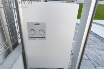 宅配ボックス機能付き門柱は荷物の受け取りや配達が便利で安全です。不在時でも荷物が確保され、盗難や損傷のリスクが減少。受け取り時間の柔軟性が向上。外出先からでも荷物の受け取りや預けが可能となります。