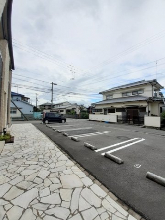 車をお持ちの方に嬉しい駐車場付きの物件です