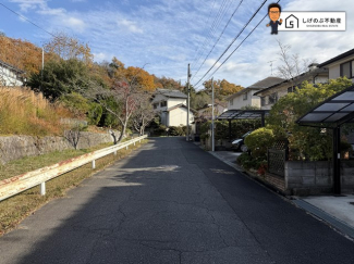 前面道路は約6ｍの広さがございます。車庫入れもスムーズに行えます。