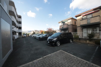 車をお持ちの方に嬉しい駐車場付きの物件です